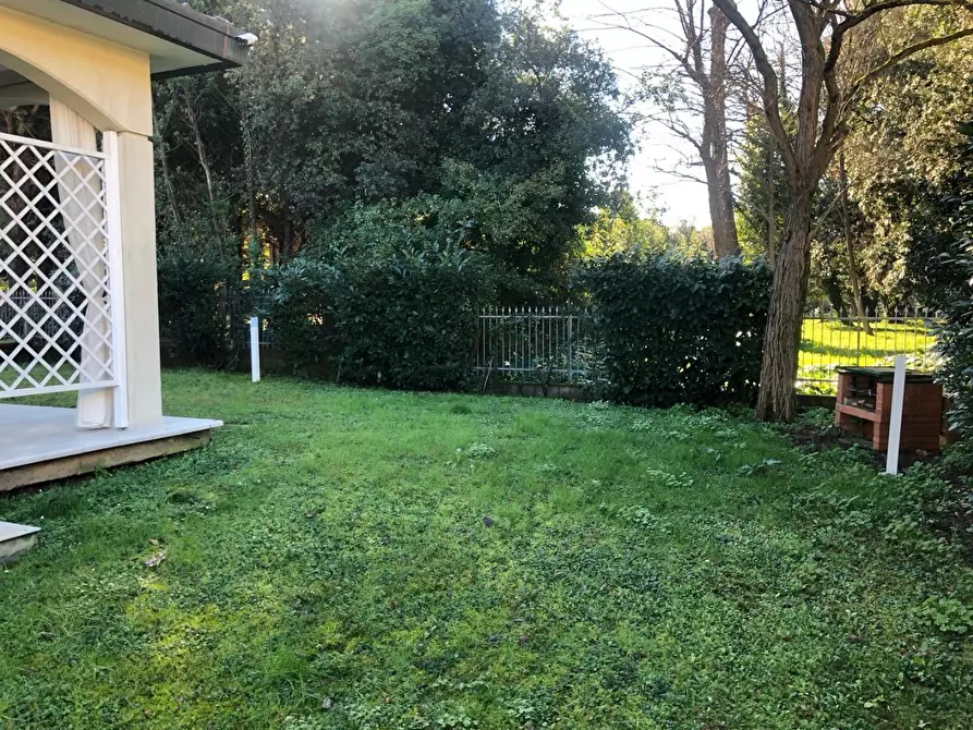 Immagine 6 di Villa in vendita  a Massa