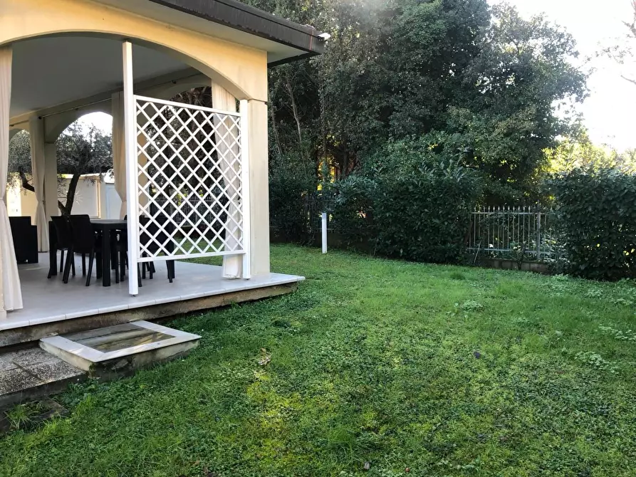 Immagine 2 di Villa in vendita  a Massa