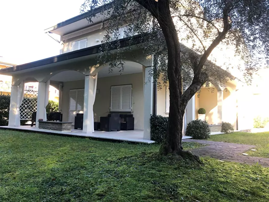 Immagine 1 di Villa in vendita  a Massa