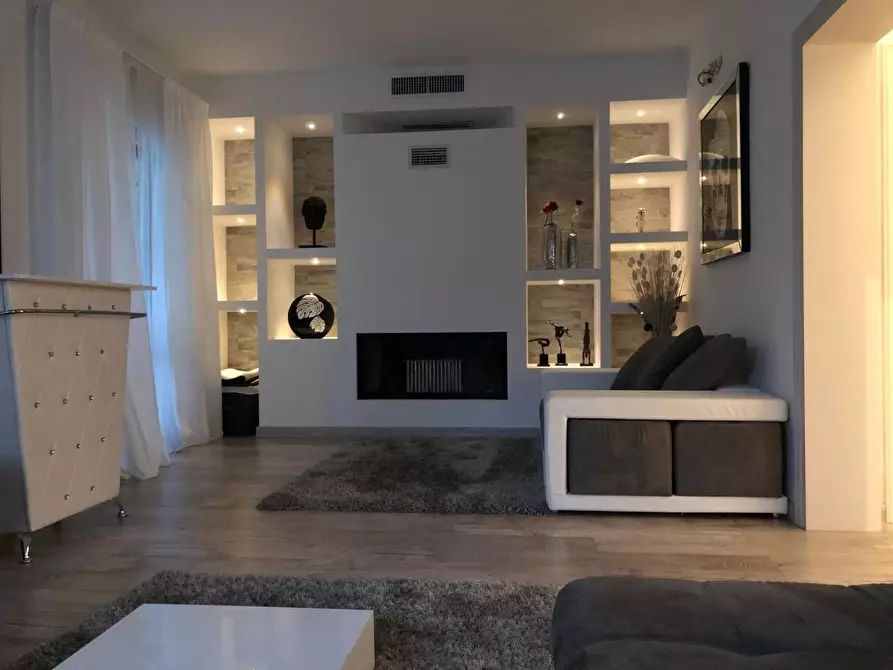 Immagine 7 di Villa in vendita  a Massa