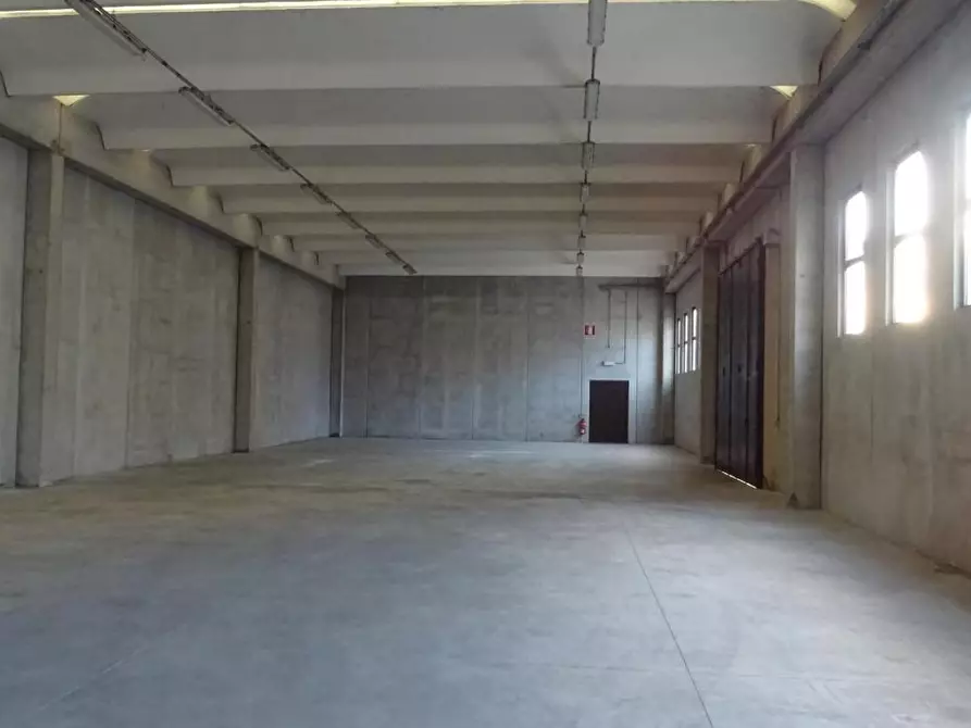 Immagine 4 di Magazzino in vendita  a Larciano