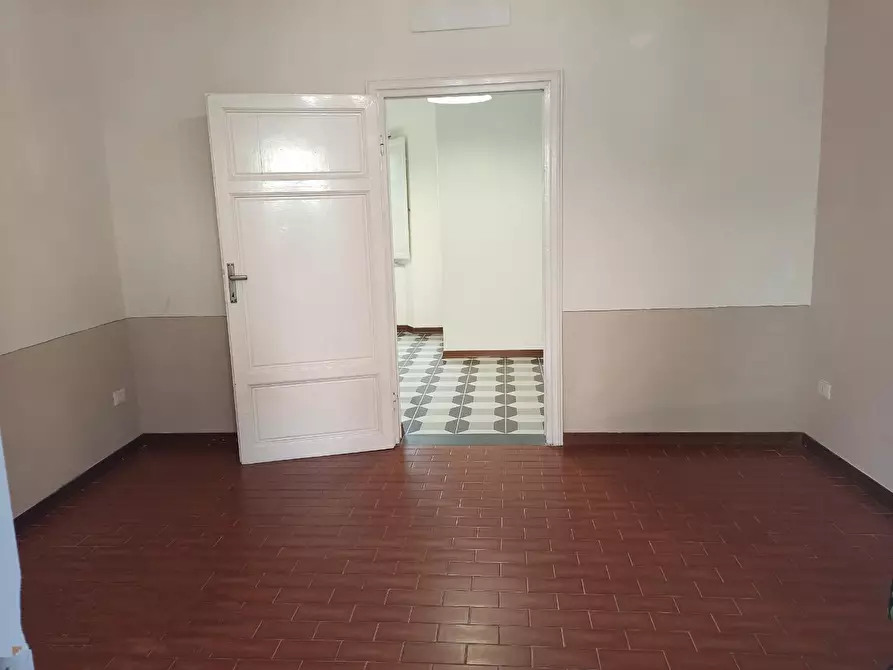 Immagine 2 di Locale commerciale in affitto  a San Giuliano Terme