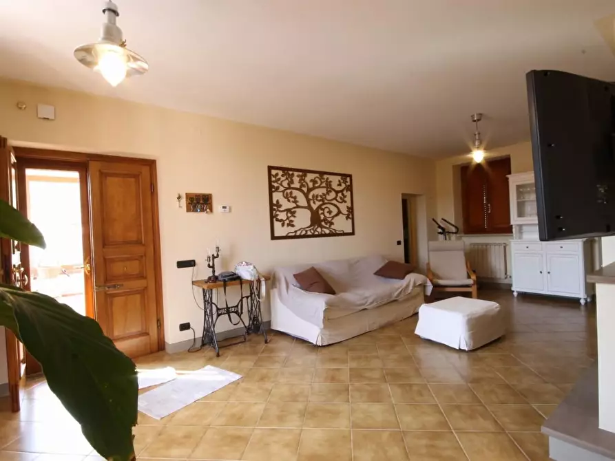 Immagine 5 di Villa in vendita  a Lucca