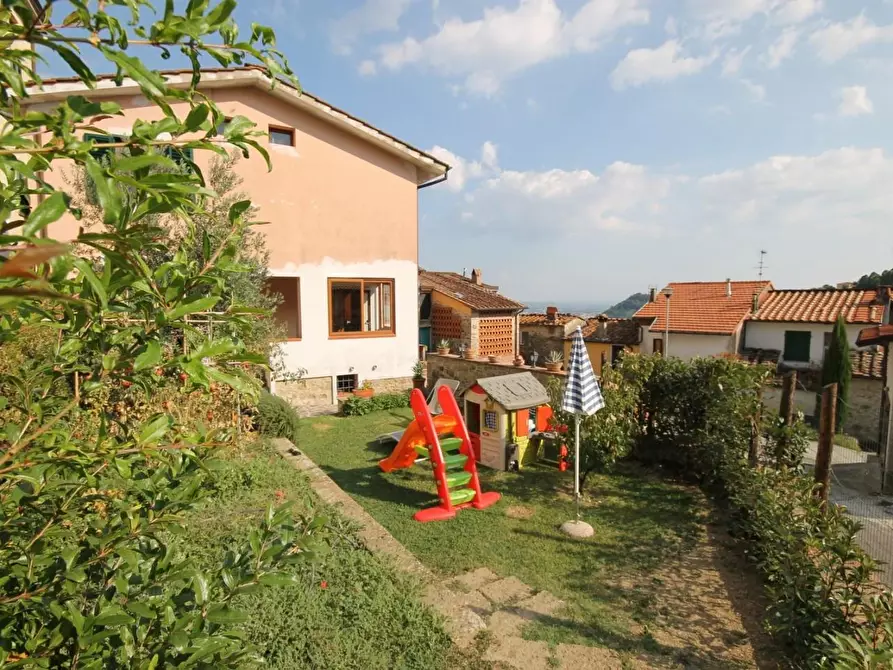 Immagine 4 di Villa in vendita  a Lucca