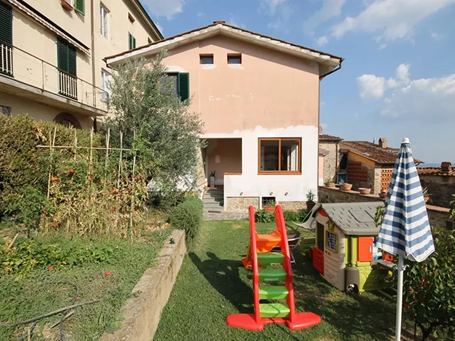 Immagine 3 di Villa in vendita  a Lucca