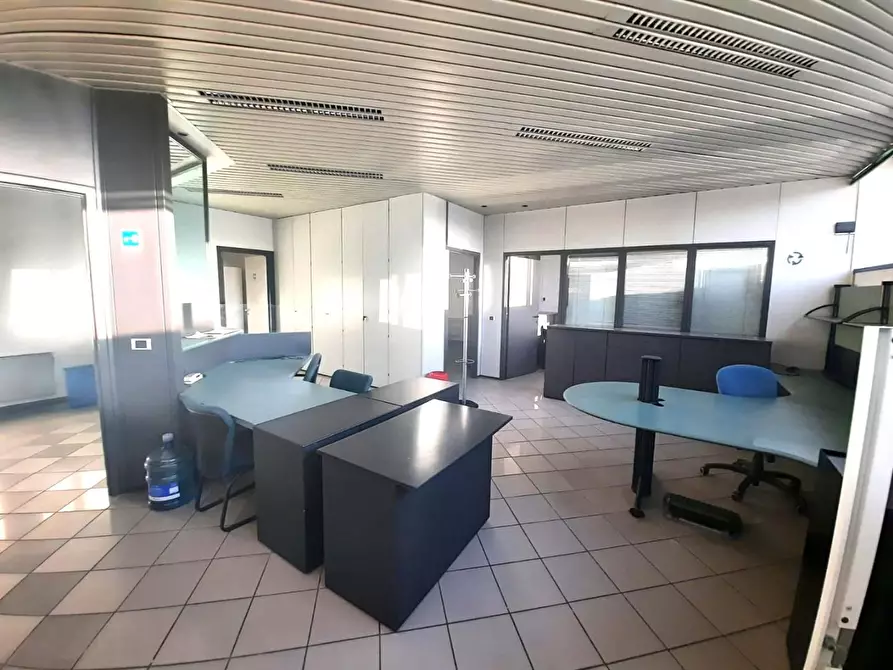Immagine 10 di Ufficio in vendita  a Capannori