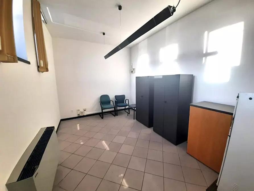 Immagine 4 di Ufficio in vendita  a Capannori