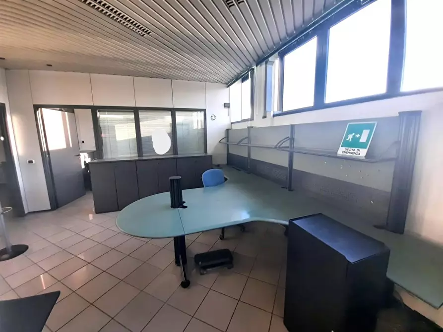 Immagine 9 di Ufficio in vendita  a Capannori