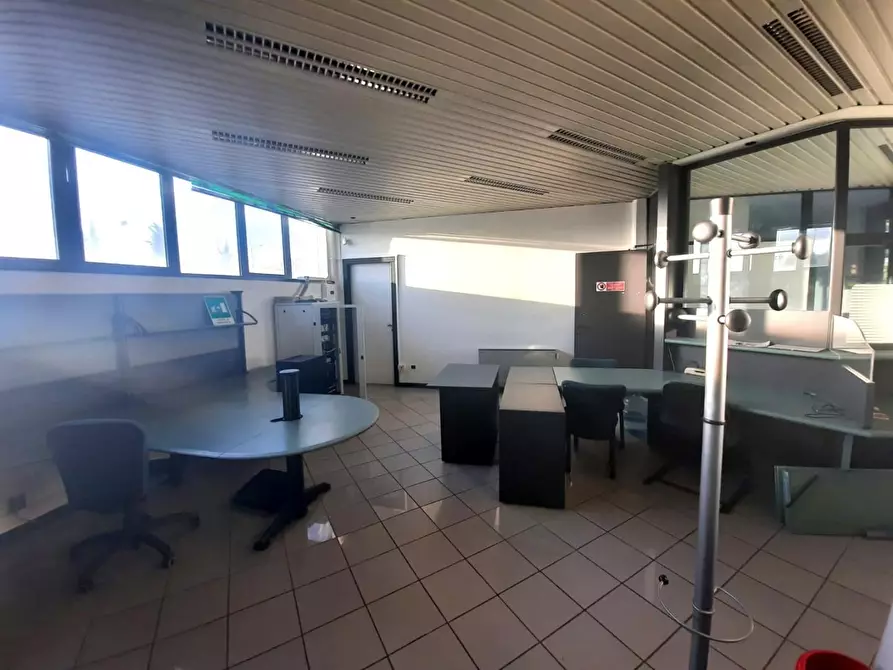 Immagine 6 di Ufficio in vendita  a Capannori