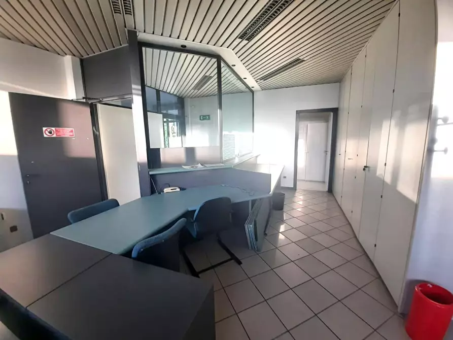 Immagine 12 di Ufficio in vendita  a Capannori