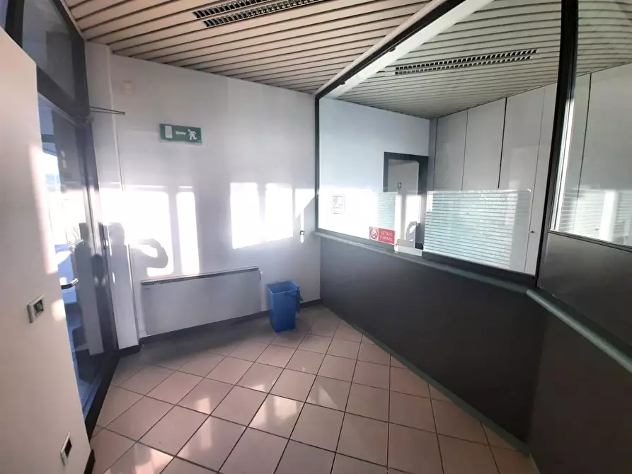 Immagine 11 di Ufficio in vendita  a Capannori