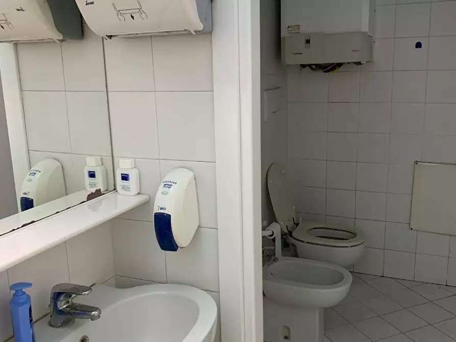 Immagine 13 di Ufficio in vendita  a Capannori