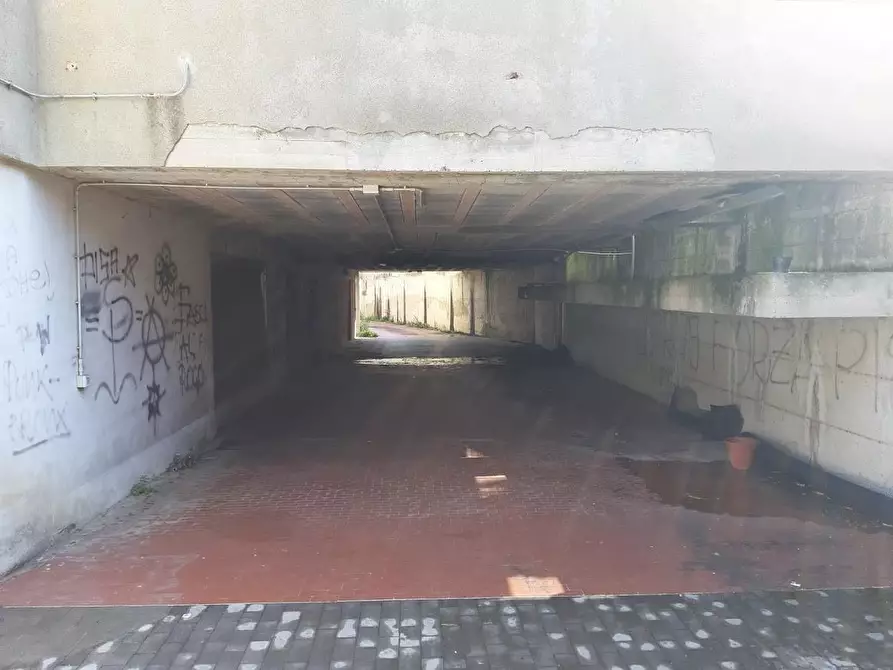 Immagine 2 di Garage in vendita  a Pisa