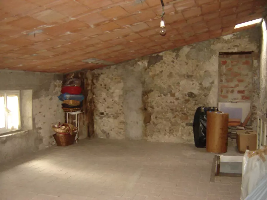 Immagine 9 di Deposito in vendita  a Capannori