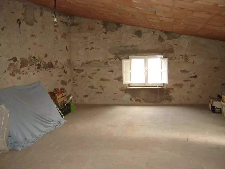 Immagine 8 di Deposito in vendita  a Capannori