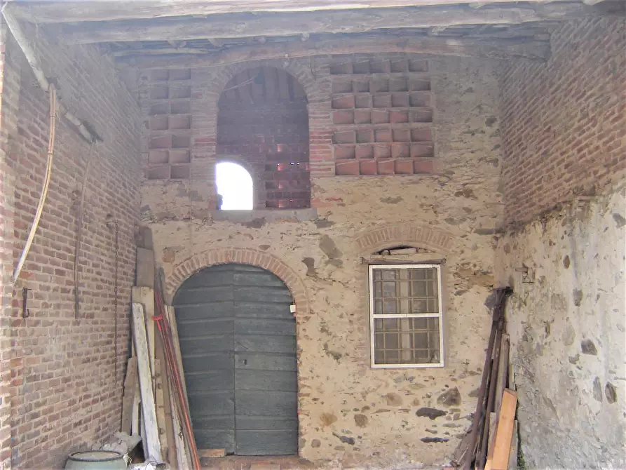 Immagine 2 di Deposito in vendita  a Capannori