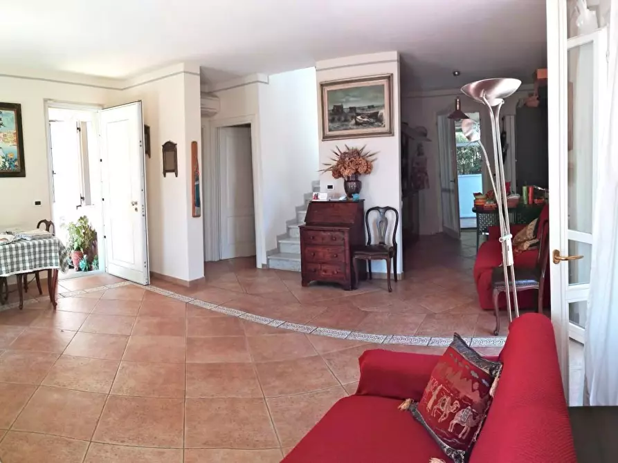 Immagine 1 di Villa in vendita  a Camaiore