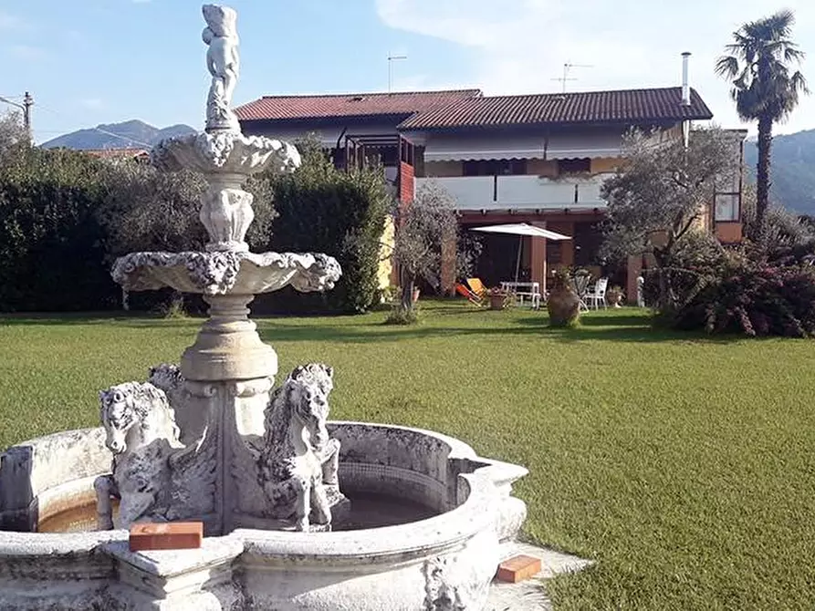 Immagine 9 di Villa in vendita  a Massa