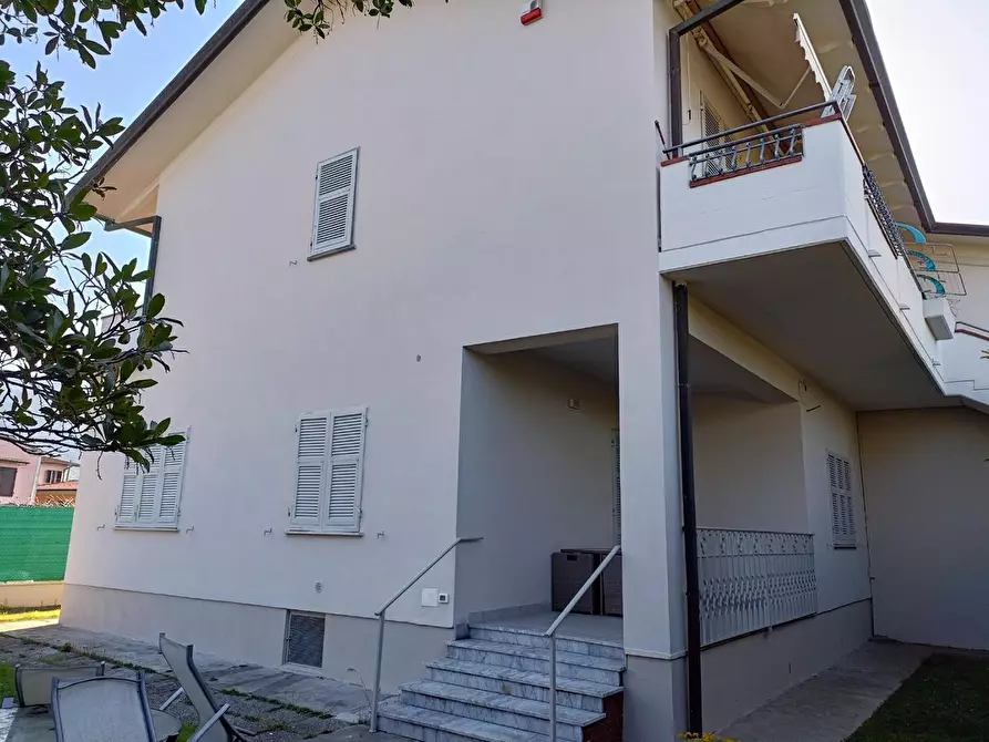 Immagine 62 di Villa in vendita  a Massa