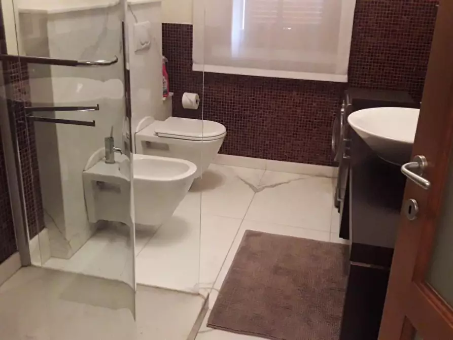 Immagine 58 di Villa in vendita  a Massa