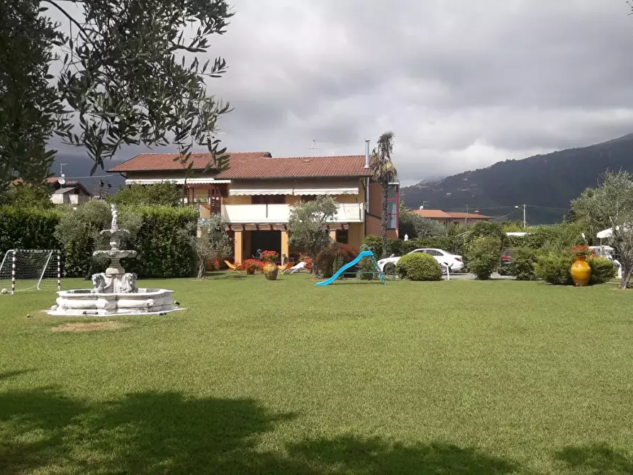 Immagine 8 di Villa in vendita  a Massa