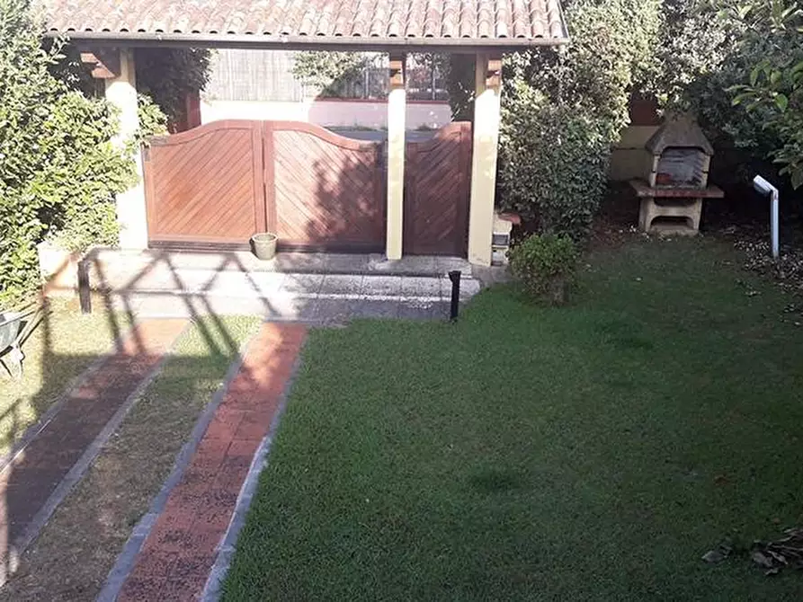 Immagine 61 di Villa in vendita  a Massa