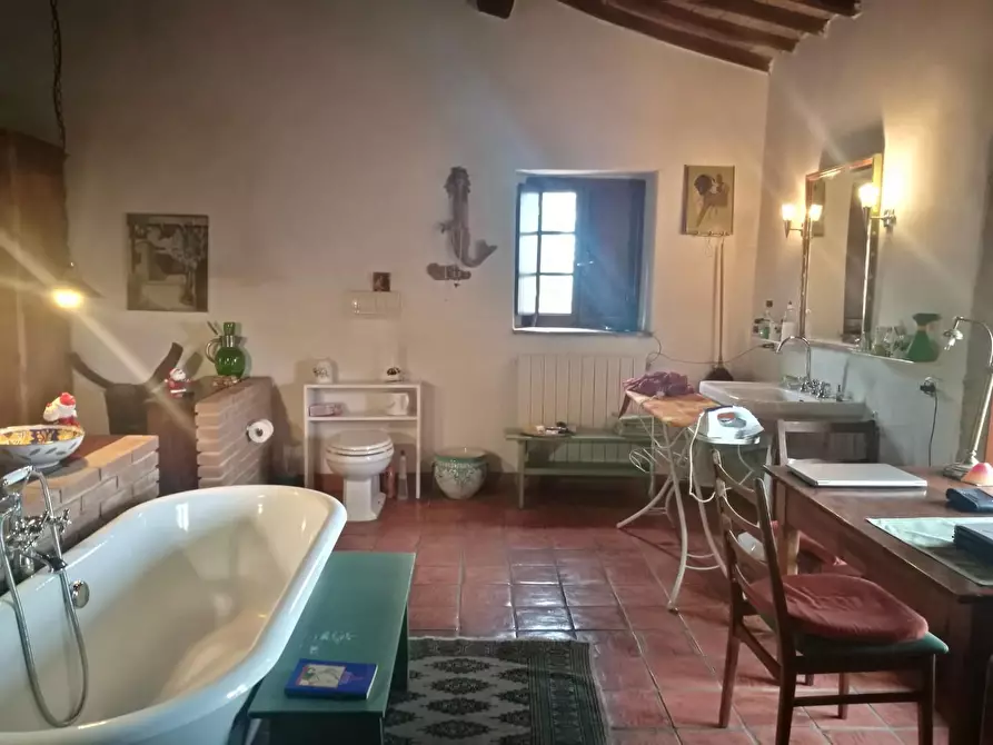 Immagine 65 di Casa colonica in vendita  a Volterra