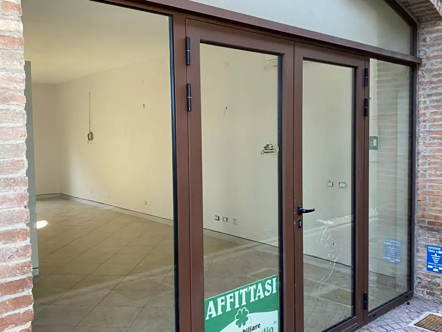Immagine 2 di Locale commerciale in affitto  a Calcinaia
