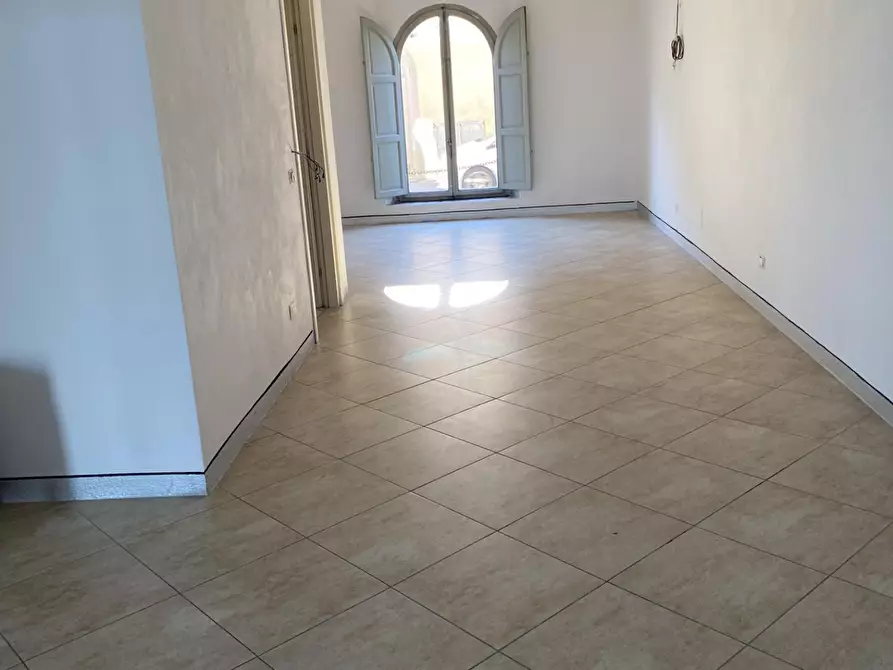 Immagine 1 di Locale commerciale in affitto  a Calcinaia