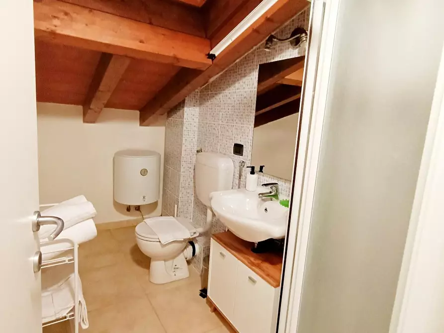 Immagine 8 di Casa bifamiliare in affitto  a Massa