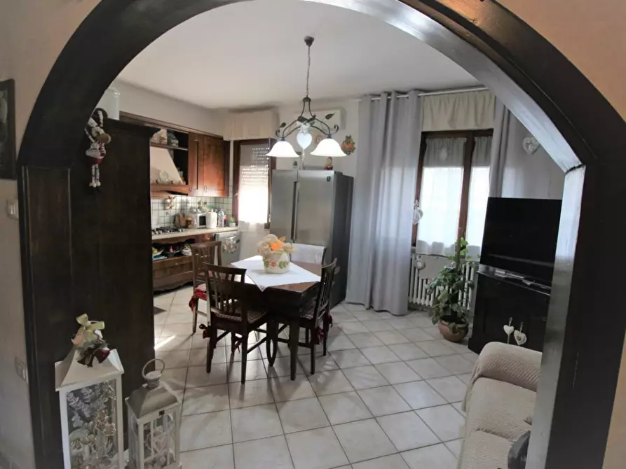 Immagine 2 di Villa in vendita  a Vecchiano