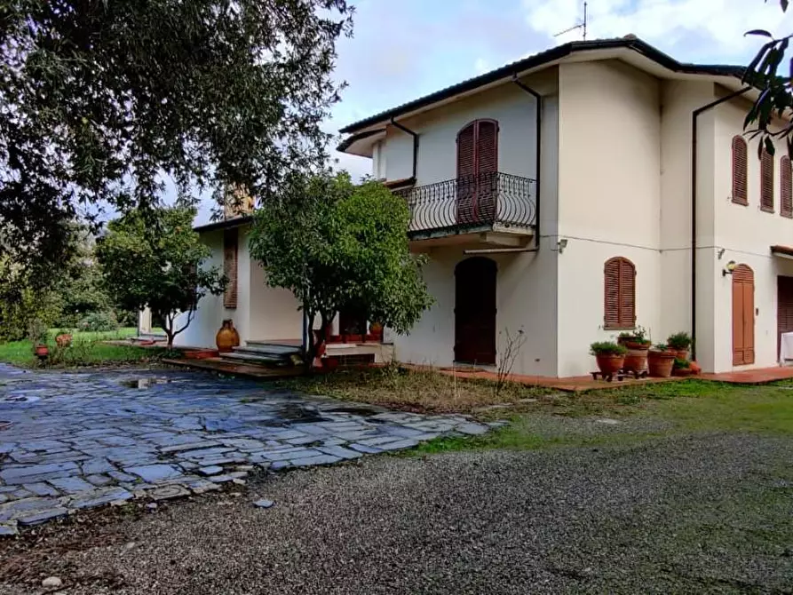 Immagine 1 di Villa in vendita  a Cascina