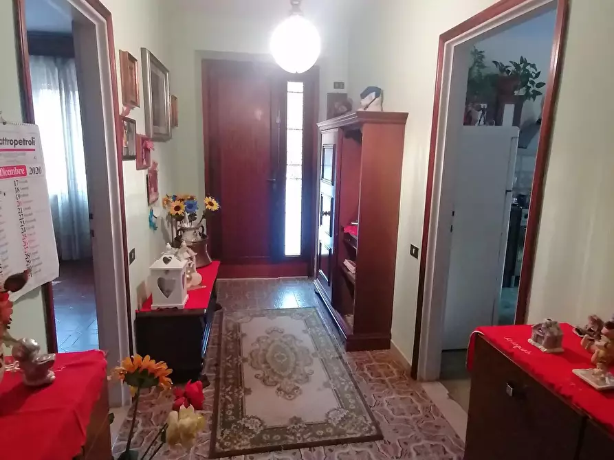 Immagine 5 di Villa in vendita  a Lucca