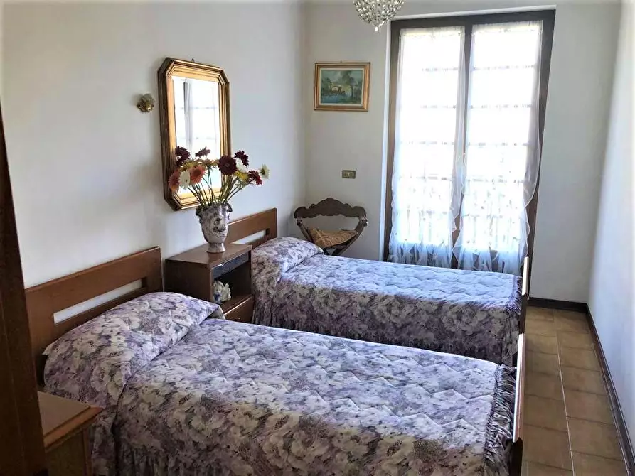 Immagine 14 di Villa in vendita  a Massa