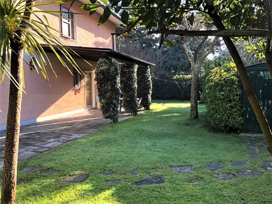 Immagine 6 di Villa in vendita  a Massa