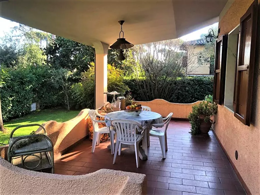 Immagine 3 di Villa in vendita  a Massa