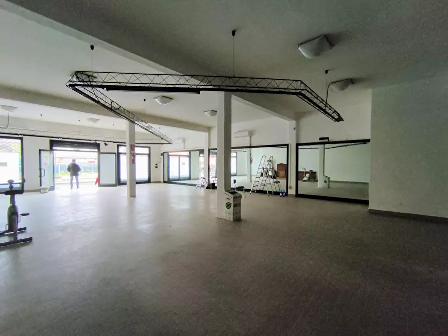 Immagine 3 di Locale commerciale in affitto  a Santa Croce Sull'arno