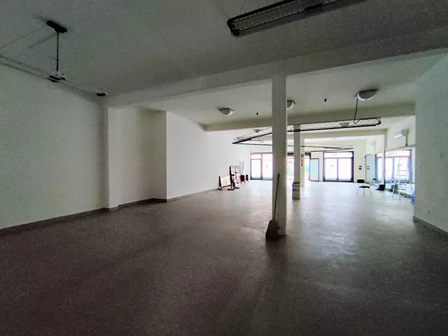 Immagine 5 di Locale commerciale in affitto  a Santa Croce Sull'arno