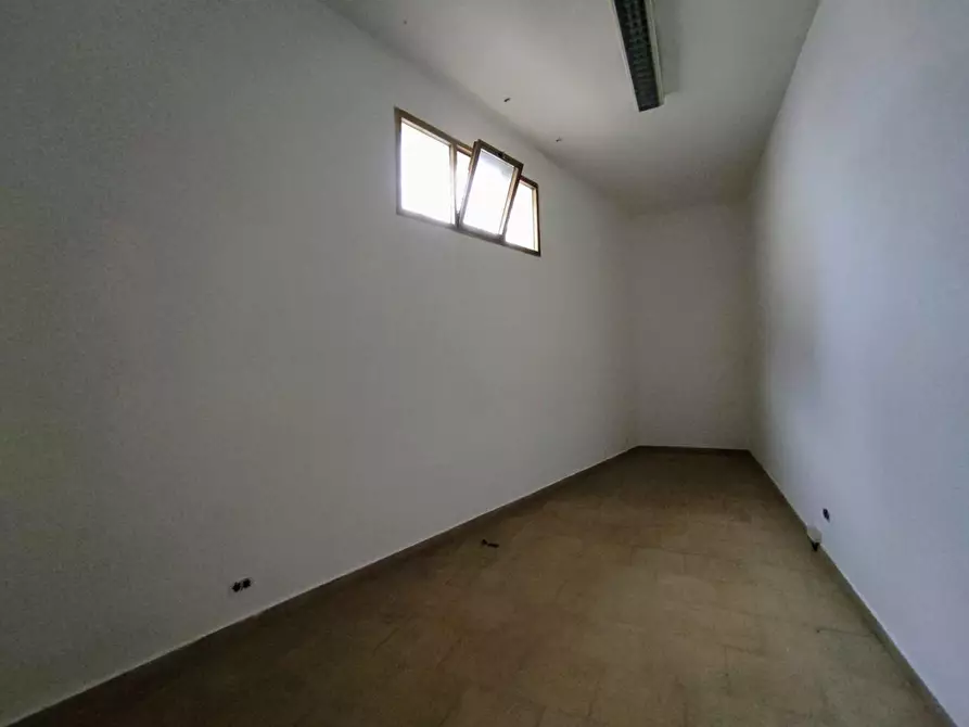 Immagine 8 di Locale commerciale in affitto  a Santa Croce Sull'arno