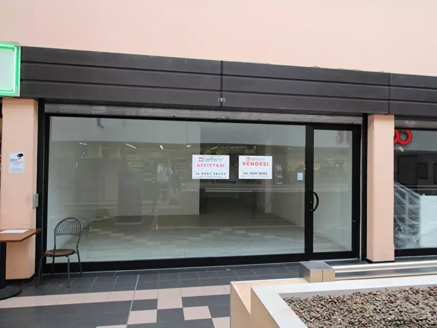 Immagine 3 di Locale commerciale in affitto  a Pontedera