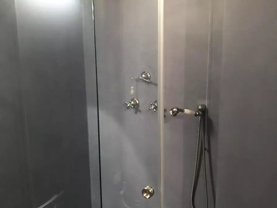 Immagine 12 di Appartamento in vendita  a Lucca