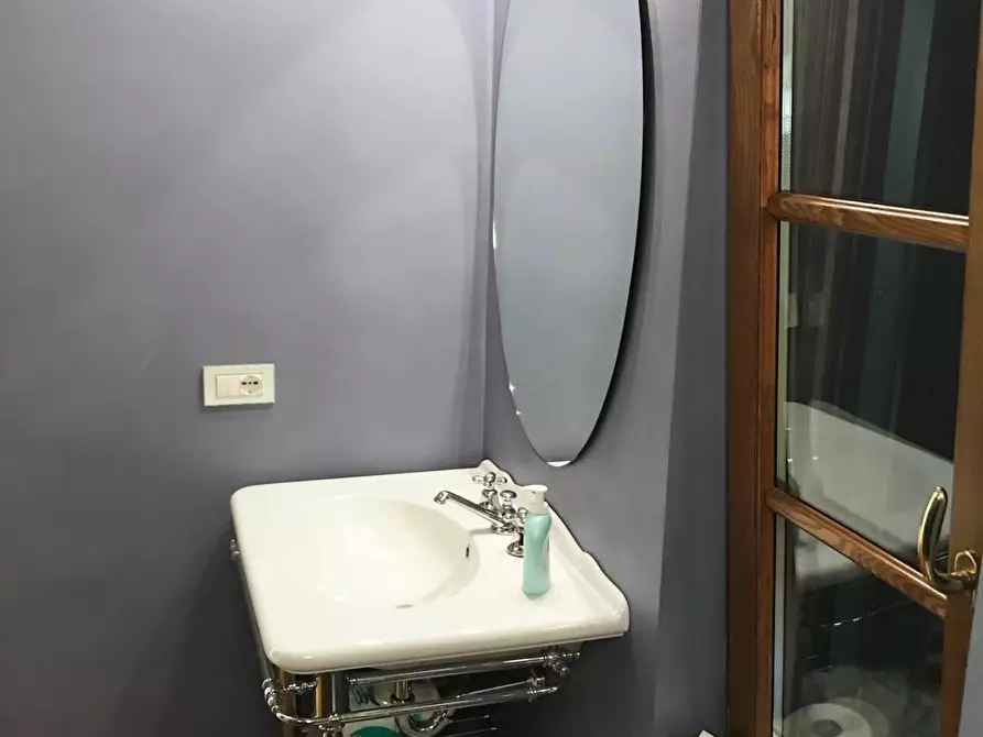 Immagine 13 di Appartamento in vendita  a Lucca