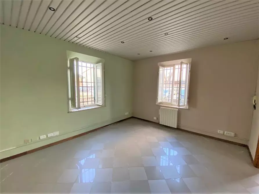 Immagine 8 di Ufficio in affitto  a Lucca