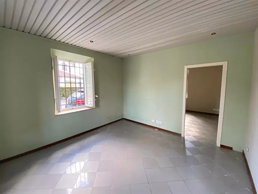 Immagine 4 di Ufficio in affitto  a Lucca