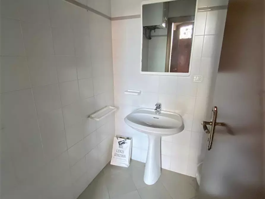 Immagine 10 di Ufficio in affitto  a Lucca