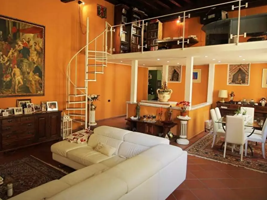 Immagine 2 di Appartamento in vendita  a Lucca