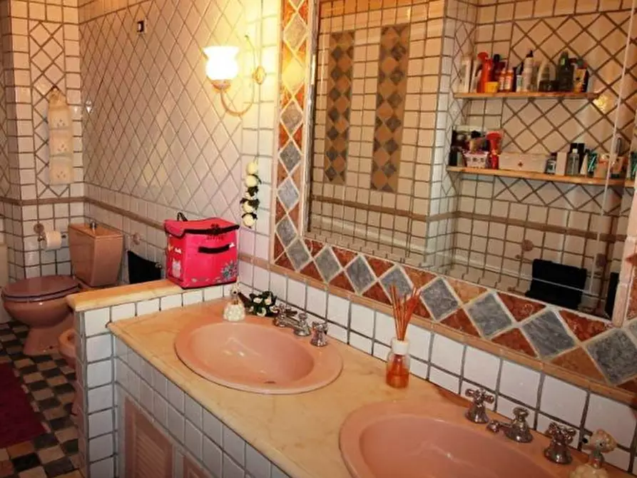 Immagine 23 di Appartamento in vendita  a Lucca