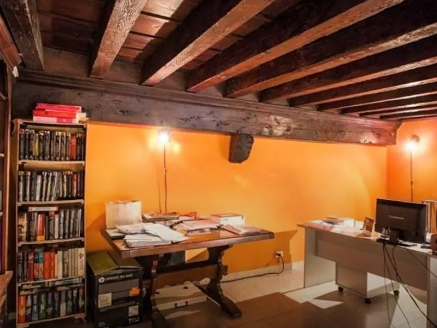 Immagine 3 di Appartamento in vendita  a Lucca