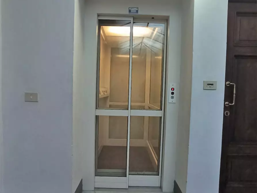 Immagine 3 di Ufficio in vendita  a Lucca