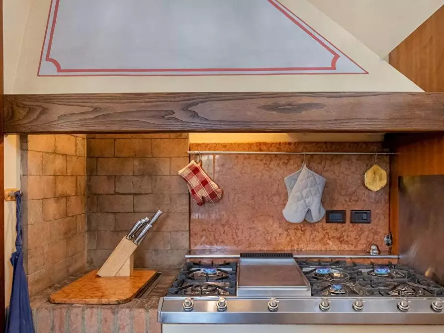 Immagine 4 di Villa in vendita  a Lucca